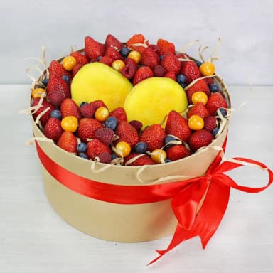 Подарочная фруктовая коробка "Манго-Клубника"