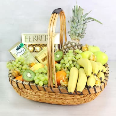 Корзина с фруктами конфетами №44